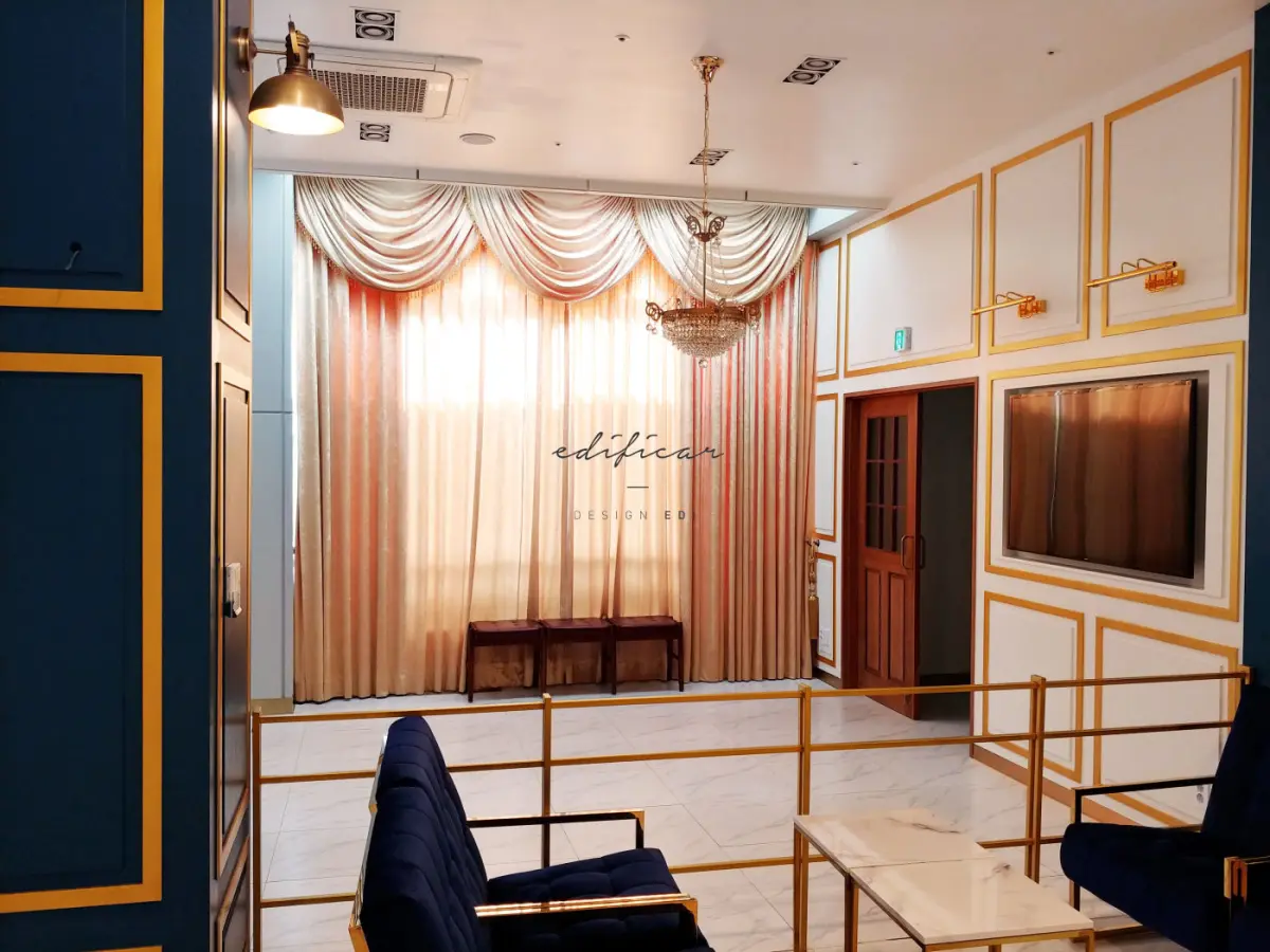 피치톤 드레이프 커튼이 로맨틱한 클래식 라운지